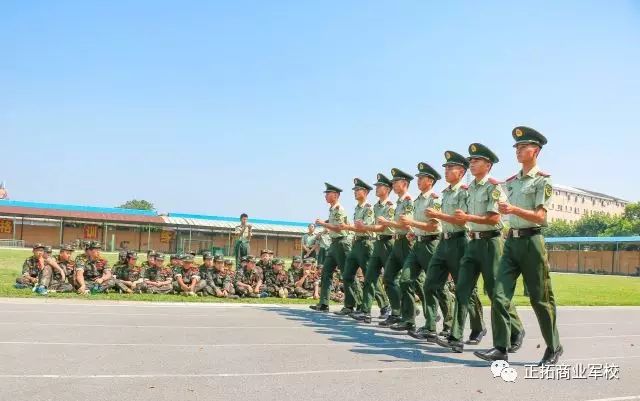 小小少年，心向祖國(guó)；小小少年，明媚如光！